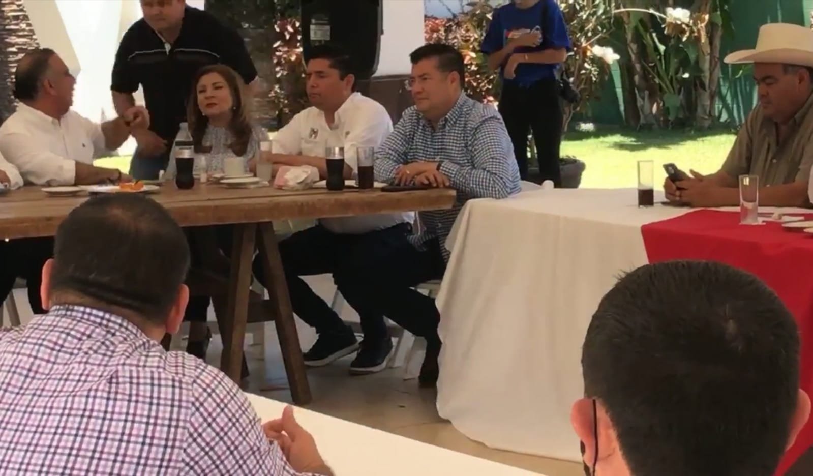 ÁLVARO RUELAS, DIRECTOR DEL ISIFE, ES SORPRENDIDO EN PLENO HORARIO DE TRABAJO HACIENDO CAMPAÑA.