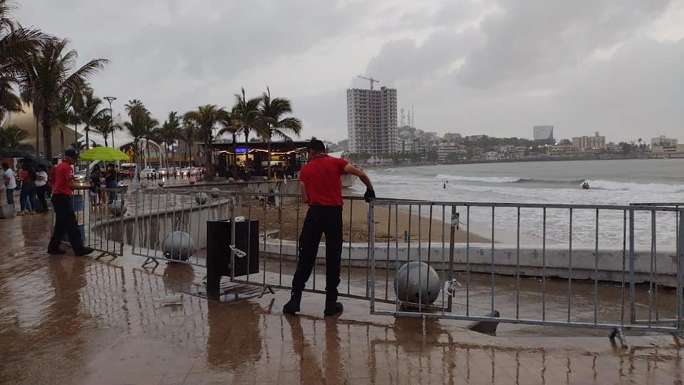 Cierran de manera preventiva con vallas, accesos a playas de Mazatlán