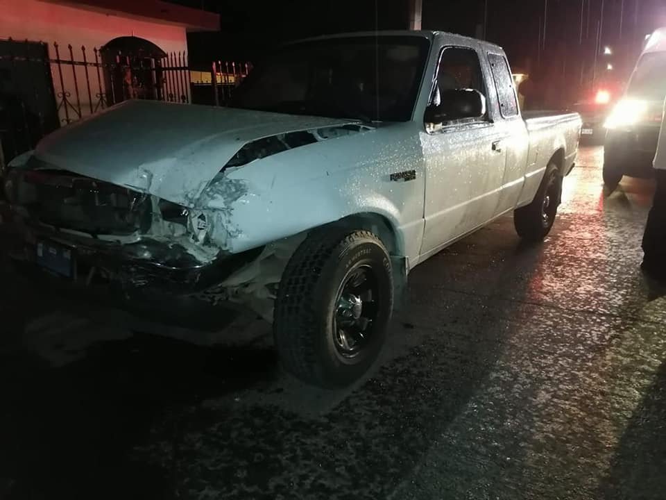 Dos jóvenes resultan lesionados tras encontronazo vehicular en la Tabachines 2