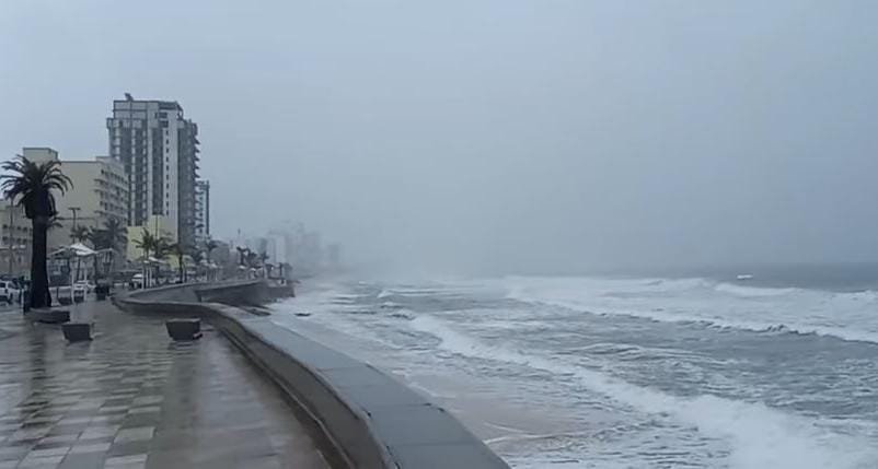 Permanecen cerradas las playas de Mazatlán por fuerte oleaje