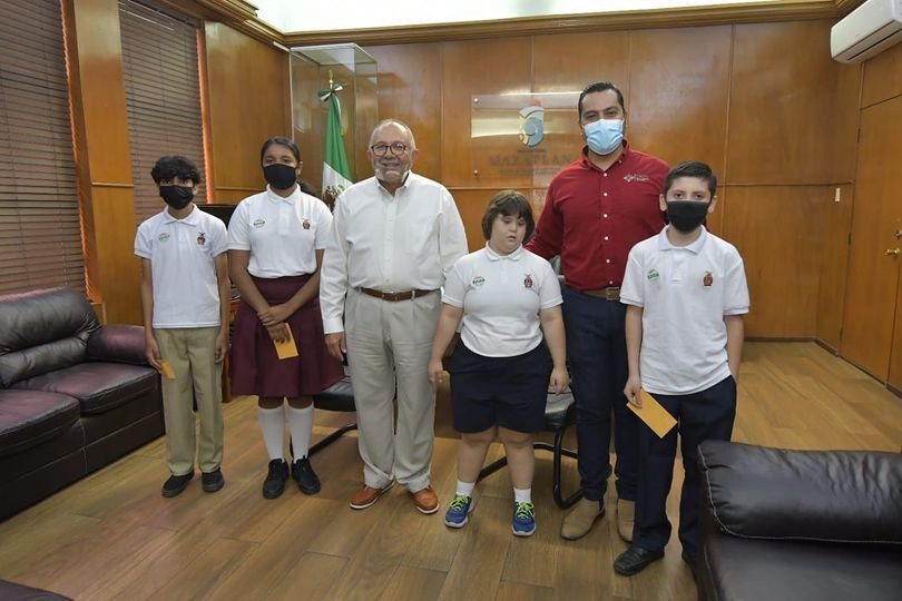 Realiza Alcalde entrega simbólica de becas del Programa de Apoyo al Seguimiento