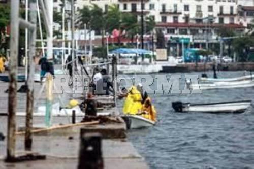 SE DEGRADA «ENRIQUE» A TORMENTA TROPICAL.