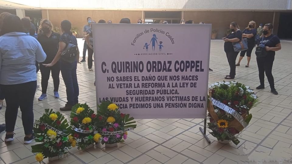 Viudas de policías y agentes jubilados se manifestaron en palacio de gobierno y Viudas de policías y agentes jubilados se manifestaron en palacio de gobierno y