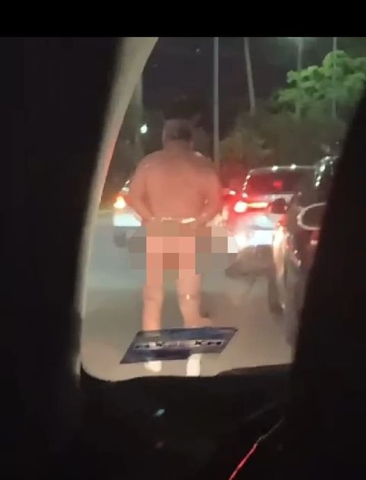 Atado de las manos, con un mensaje y desnudo captan a un adulto mayor en el Male Atado de las manos, con un mensaje y desnudo captan a un adulto mayor en el Male