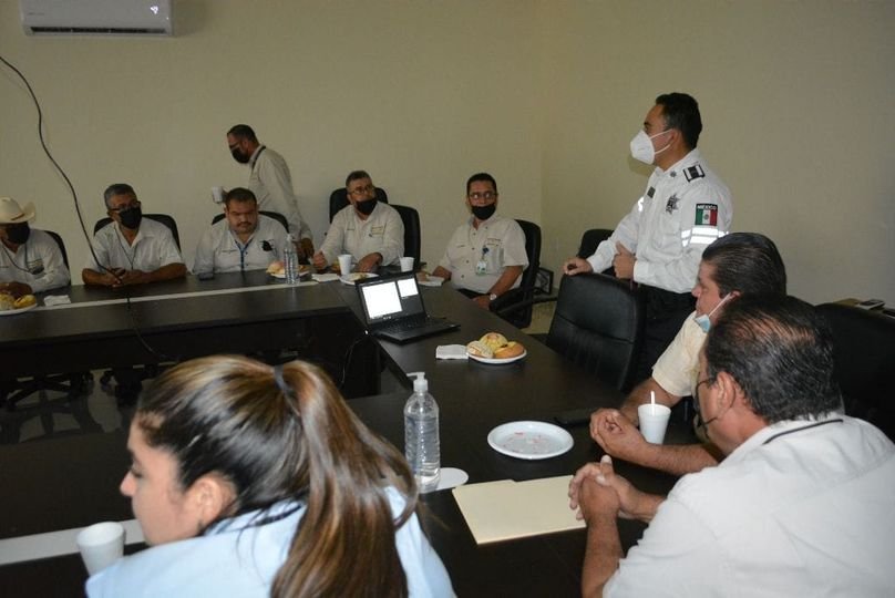 CHOFERES DE TAXIS DEL AEROPUERTO APRENDEN SOBRE MANEJO PREVENTIVO