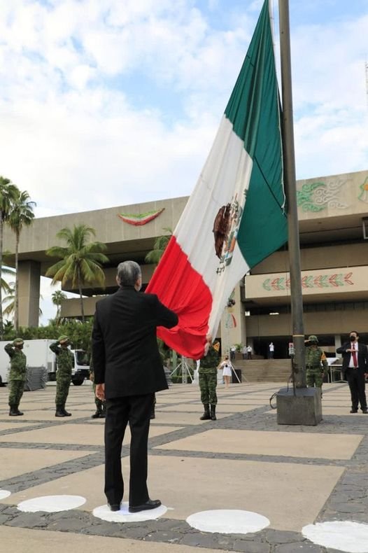 Con izamiento de bandera, inician festejos patrios; esta noche se transmitirá el
