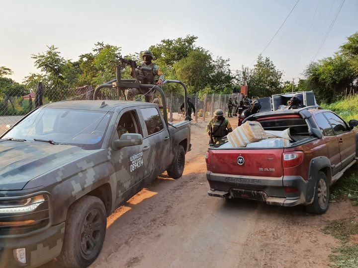 Ejército y PEP recuperan camionetas robadas y aseguran droga en Sanalona