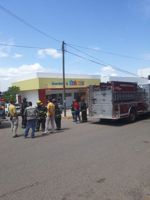 Grupos de rescate y policías municipales evacuan a niños de una guardería debido