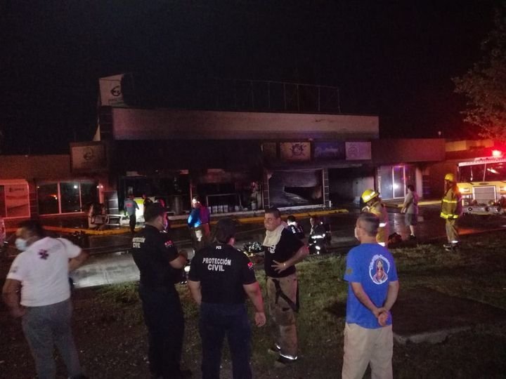 Incendio en plaza de Los Mochis moviliza a cuerpos de rescate