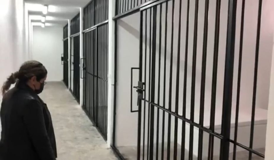 Mochitense se fuga de barandilla en Guasave doblando barras de las rejas