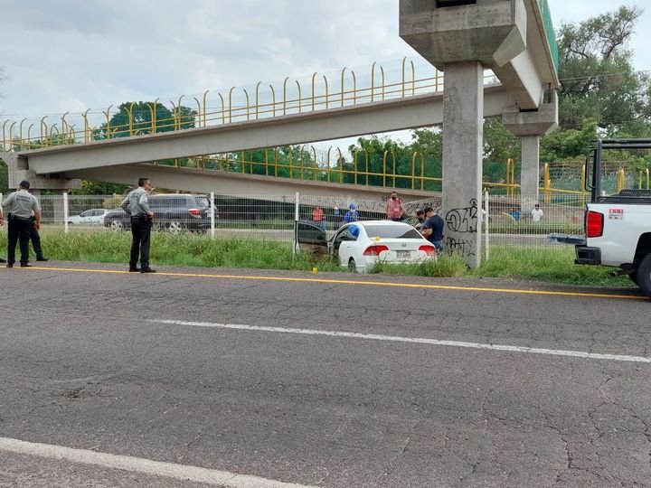 Muere joven al accidentarse por la México 15, a la altura del ejido Gabriel Leyv