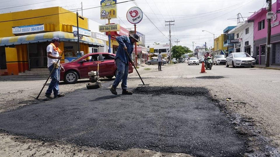 Refuerza Obras Públicas bacheo en puntos críticos de la ciudad