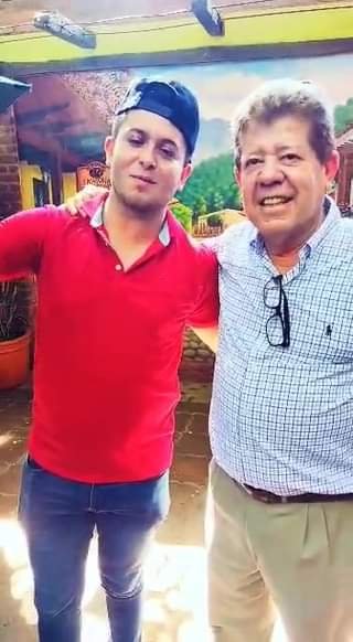 Visitante y anfitrión de lujo. El vocalista de Banda Recoditos Eduardo Loaiza,