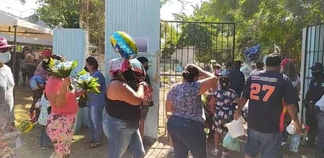 Se esperan más de 15 mil visitantes en los panteones en Mazatlán Se esperan más de 15 mil visitantes en los panteones en Mazatlán