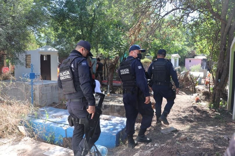 Más de 89 mil personas visitaron panteones en Culiacán; se aseguraron 29 charolas de cerveza y se detuvo a seis personas, reporta SSPyTM