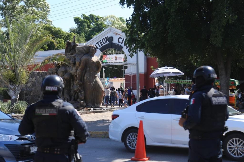 Por “Día de Muertos”, policías estatales mantienen despliegue operativo en panteones