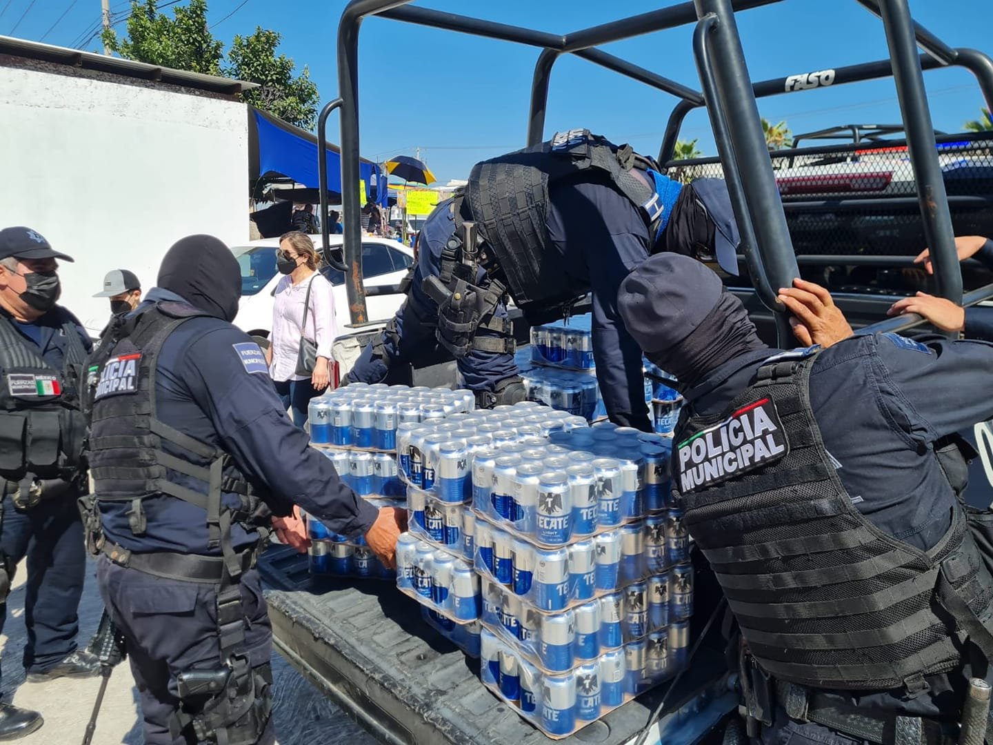 Detienen a un hombre y aseguran más de 20 charolas de cerveza en el panteón Jardines del Humaya