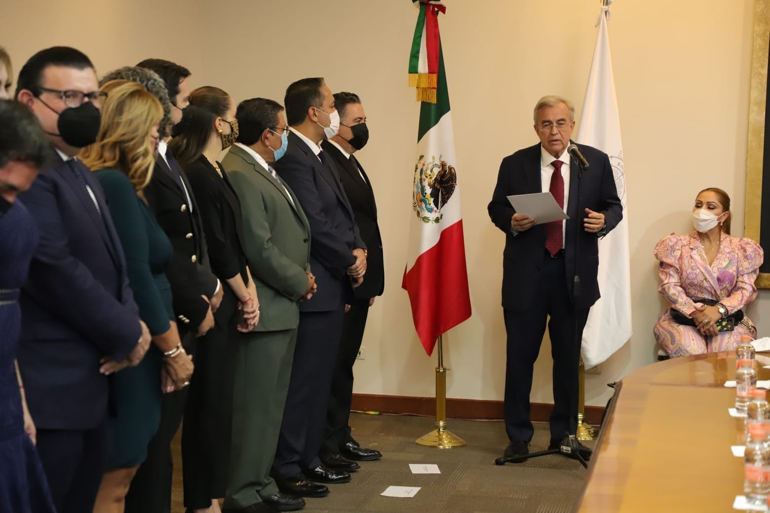 *Rocha Moya toma protesta a las y los funcionarios que integrarán su gabinete* *Rocha Moya toma protesta a las y los funcionarios que integrarán su gabinete*