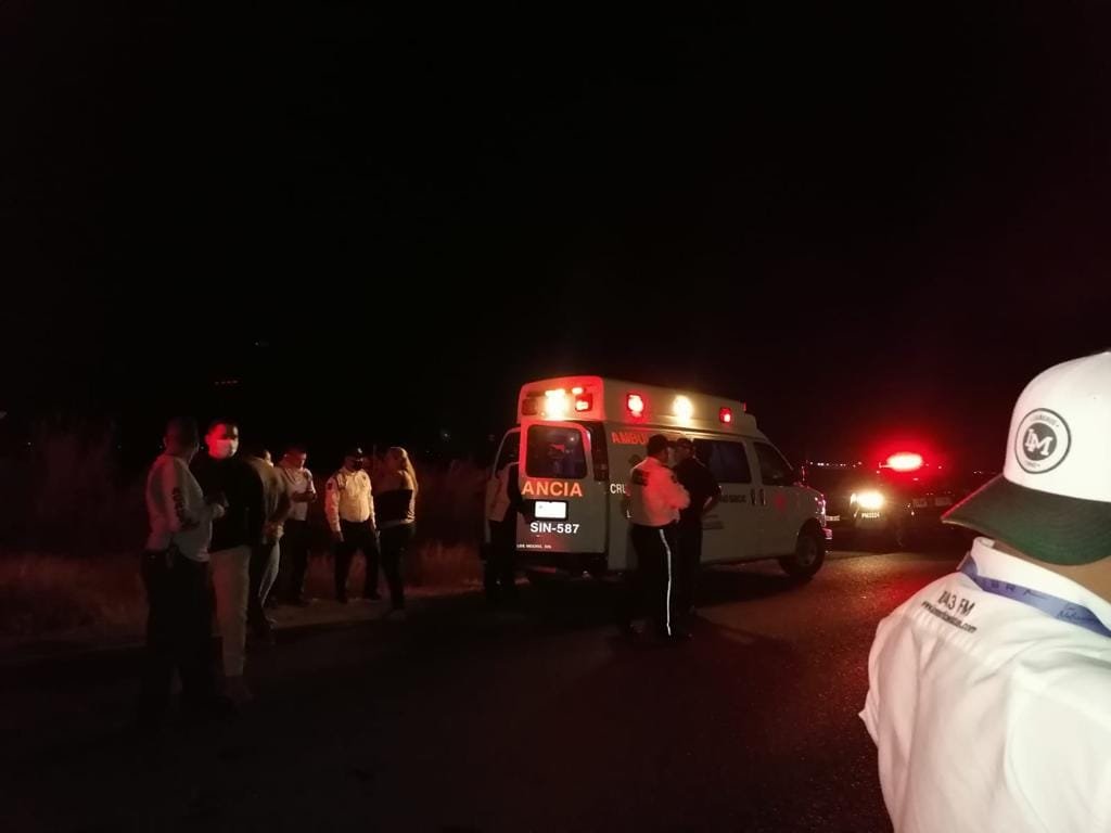 Dos jóvenes hermanos caen con todo y carro a canal y por fortuna salen ilesos