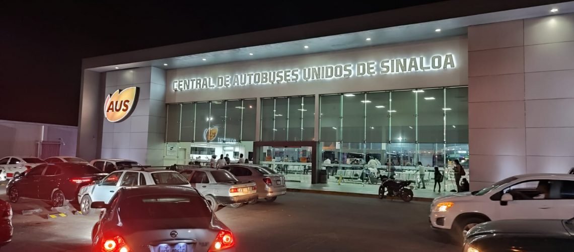 Imágenes donde el «presunto» asaltante se enfrenta, cuchillo en mano, a la policía