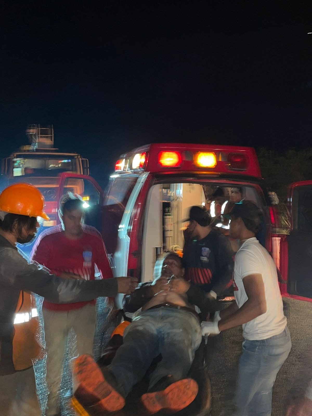 Volcadura de camión de trabajadores del complejo Estrella de Mar, a la altura de la entrada de Barrón. Son 11 lesionados que fueron trasladados al Seguro Social de Villa Unión.