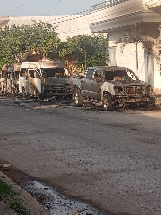 Vehículos incendiados, propiedad de Hugo Enrique Moreno, exalcalde de Escuinapa
