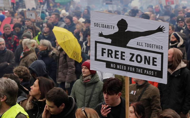 Unas 8,000 personas se manifiestan en Bruselas contra medidas por COVID-19 Unas 8,000 personas se manifiestan en Bruselas contra medidas por COVID-19