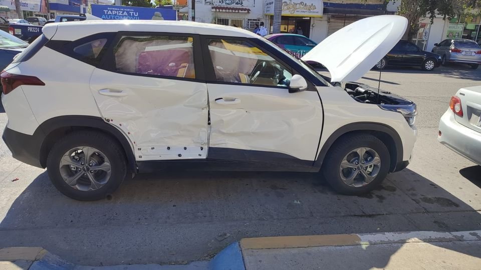 Aparatoso accidente en el centro de Los Mochis moviliza a cuerpos de auxilio
