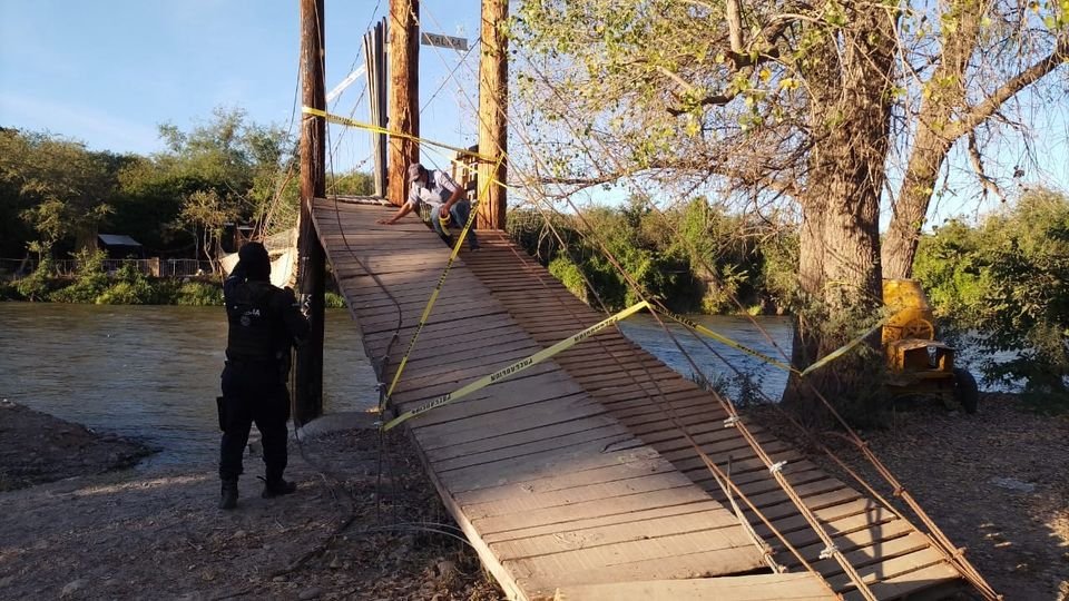 Cuatro personas terminan en el agua tras caída de puente en El Fuerte