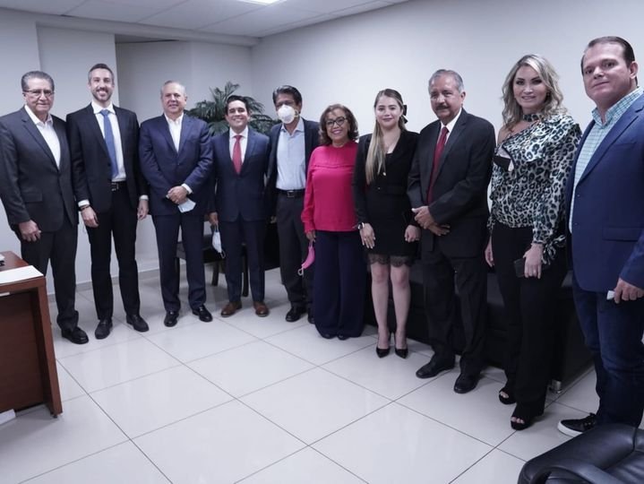 En tribuna del Congreso, los Alcaldes, Jesús Estrada, Gerardo Vargas y Martín Ah
