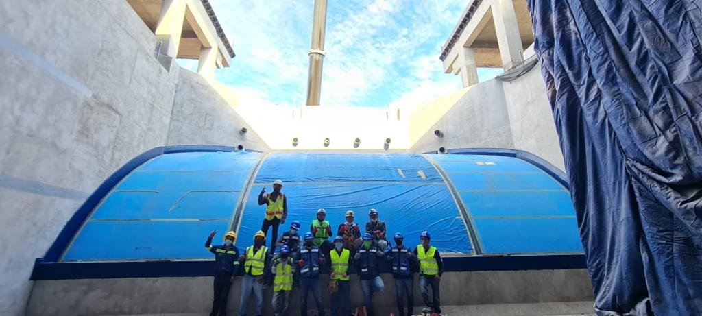 INSTALAN ACRÍLICOS DE 23 TONELADAS PARA EL NUEVO ACUARIO MAZATLÁN.