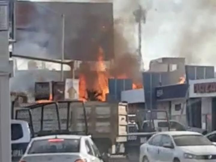Incendio consume negocio de mariscos en el sector Tres Ríos, Culiacán