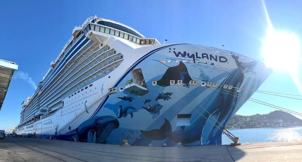 Llega el crucero turístico Norwegian Bliss a Mazatlán