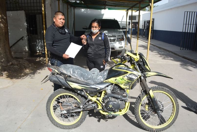 POLICÍAS RECUPERAN MOTOCICLETA ROBADA Y LA ENTREGAN A PROPIETARIO