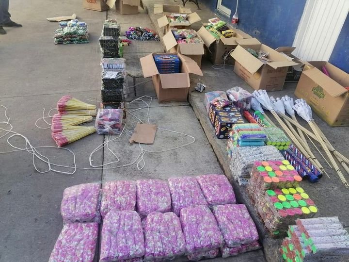 Policías estatales y municipales aseguran 300 kilos de pirotecnia y detienen a d