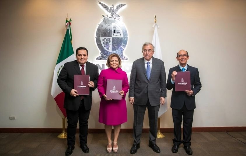 Rocha toma protesta a más funcionarios de su gobierno