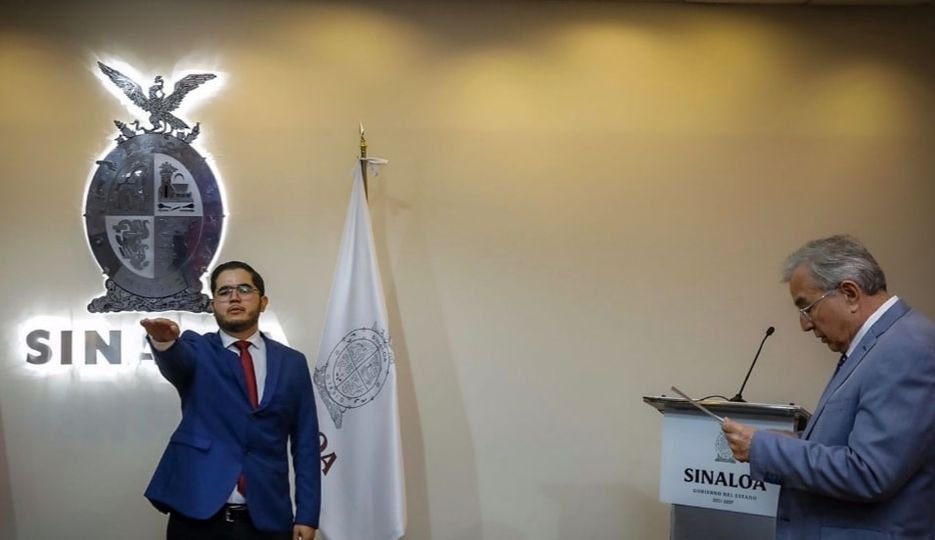 Rocha toma protesta al director del ISJU Rocha toma protesta al director del ISJU