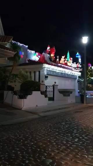 Un fascinante viaje al mundo navideño en una residencia del fracc. El Cid en M