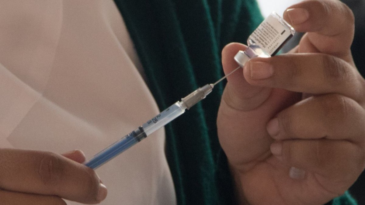 Maestros y personal de salud serán los siguientes en recibir dosis de refuerzo contra COVID-19 Maestros y personal de salud serán los siguientes en recibir dosis de refuerzo contra COVID-19