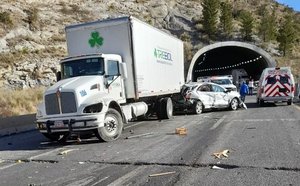 En Coahuila, tráiler sin frenos impacta más de 15 vehículos; hay 4 muertos y 15 heridos En Coahuila, tráiler sin frenos impacta más de 15 vehículos; hay 4 muertos y 15 heridos