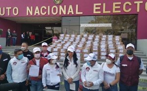 Entregan al INE más de un millón de firmas para revocación de mandato