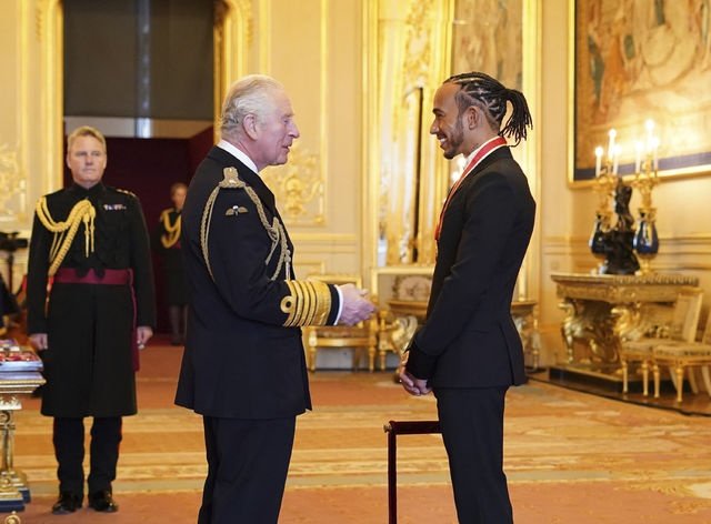 Lewis Hamilton recibe el título de caballero en GB Lewis Hamilton recibe el título de caballero en GB