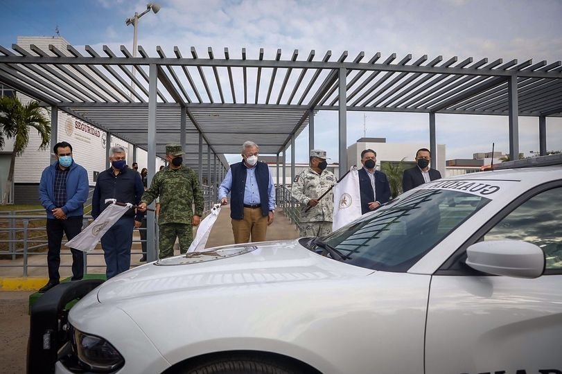 Al hacer entrega de patrullas a la Guardia Nacional, el gobernador de Sinaloa ad