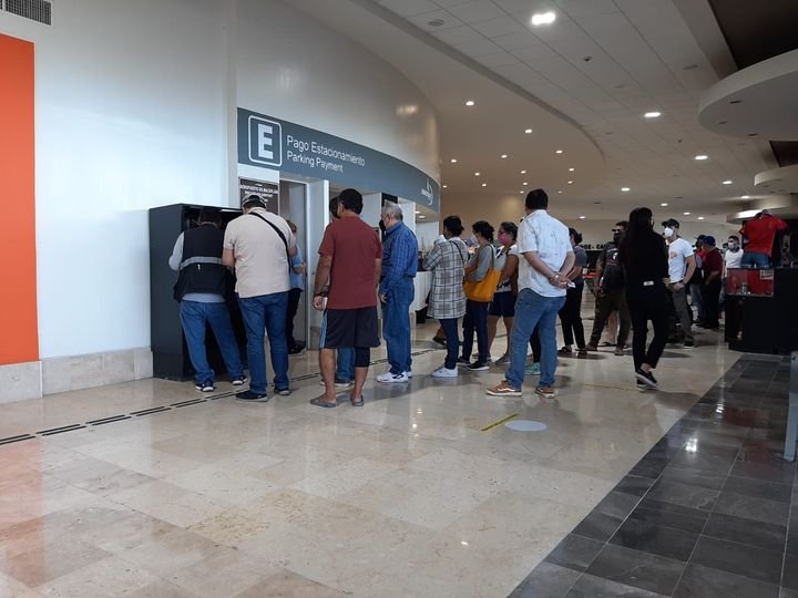 Hasta el cajero para pagar boleto de estacionamiento tiene fila en el aeropuer