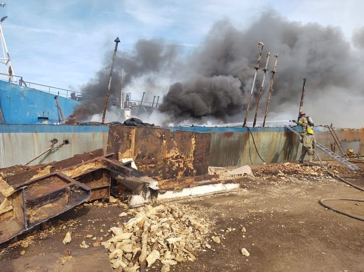 Reportan incendio de barco camaronero en Mazatlán