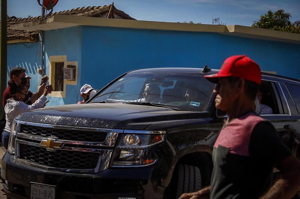 AMLO VISITA LA COMUNIDAD DE SIQUEROS EN MAZATLÁN; DESDE SU CAMIONETA SALUDA A LA