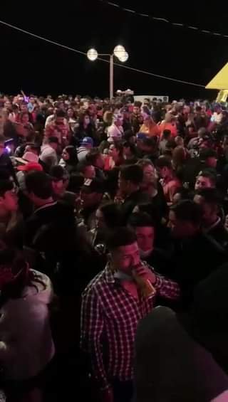 Anoche, viernes de carnaval en Olas Altas, en Mazatlán; festejando con «sana d