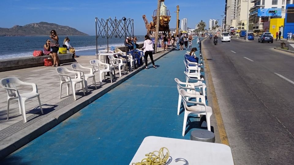 Cientos de personas apartan lugar en el malecón para el desfile del Carnaval