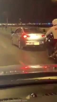 En Mazatlán este vehículo circula peligrosamente por.la banqueta del malecón,