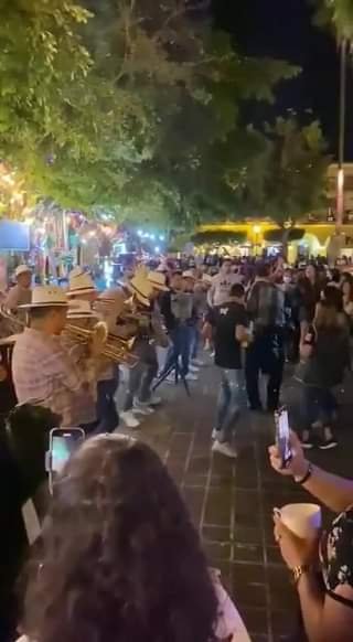Jueves de carnaval en la Plazuela Machado en Mazatlán. Así se divertía la gent